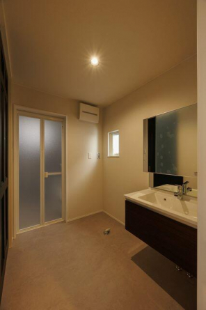 フロートタイプの洗面化粧台は、収納スペースたっぷりで見た目も