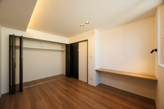 主寝室には、多用途で使える造り付けカウンターを設けました。