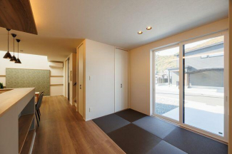 リビング横に畳コーナーを設置しております