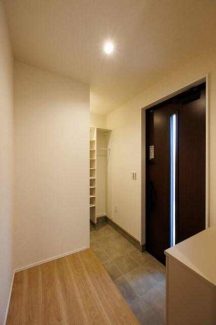 玄関には下駄箱+土間収納あり。靴だけでなく、ベビーカーやアウ