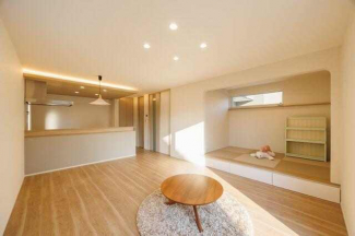 リビングと繋がる小上がりのタタミコーナーには引き出し有！