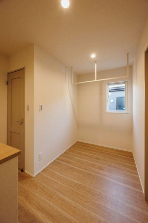 階段上がってすぐの位置に室内干しスペースを設けました。