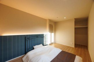 主寝室には間接照明を取り入れ、癒しの空間に。