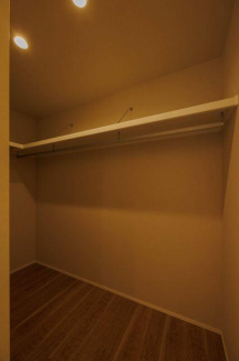 主寝室横には2.2帖のWIC♪