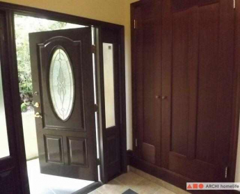 玄関脇には大きなシューズクローゼットが備え付けられています。