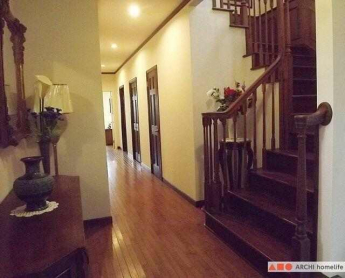 ロビーから階段にかけて画廊のような雰囲気。