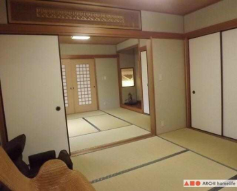 1階の和室。扉を開ければ、リビング～和室～リビングで広々空間