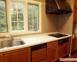 旧松下電工製のシステムキッチン。前面窓で、明るい気分で料理が