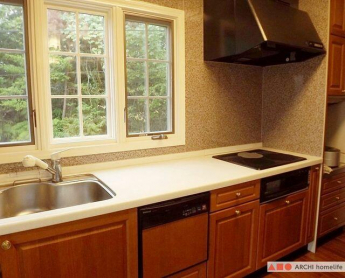 旧松下電工製のシステムキッチン。前面窓で、明るい気分で料理が