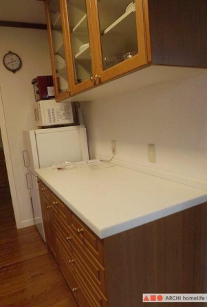 キッチンカップボード。広いので、盛り付けだけでなく、パン作り