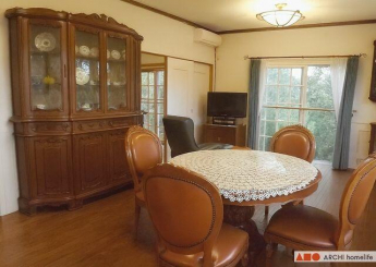 リビングダイニング。おしゃれな食器棚に、カップコレクションを