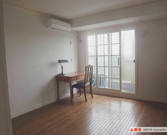 2階洋室。バルコニー付きで大きな窓からは自慢の景色が望めます