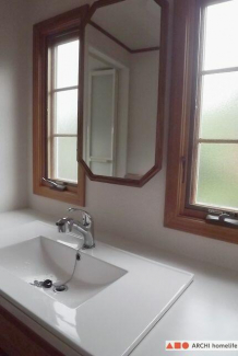 前面に窓があり、明るく清潔感漂う洗面。