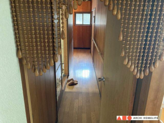 キッチンから玄関に向かう廊下。窓から光が入るので、明るいです