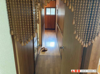 キッチンから玄関に向かう廊下。窓から光が入るので、明るいです