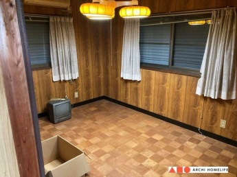 ２階の洋室。電気と床のレトロな感じが懐かしいですね。