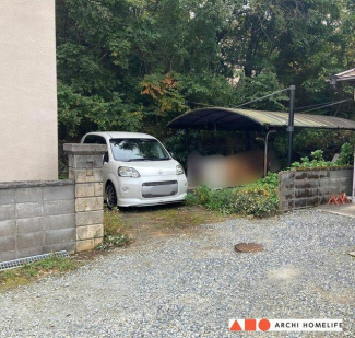 カーポートとその前に駐車できます。