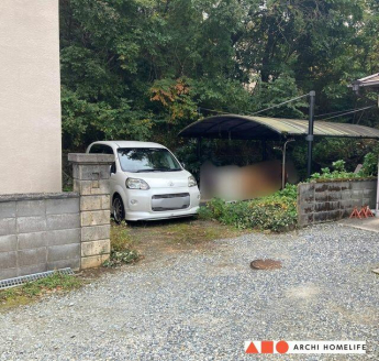 カーポートとその前に駐車できます。