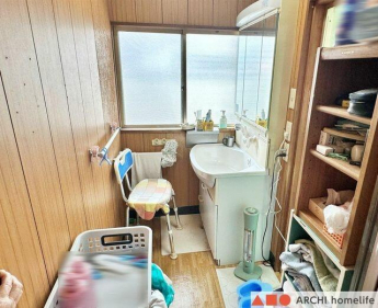 大きなミラーの洗面台。朝の身支度もバッチリ！台下収納もござい