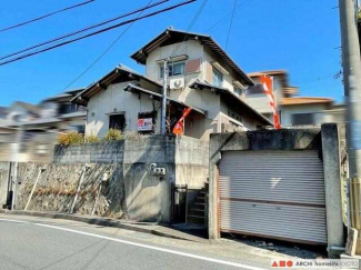 本物件地は接道と高低差がございます。階段部分間口は1.6mで