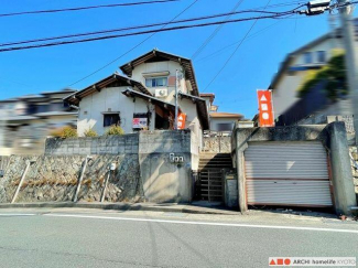 南西側道路に接道。幅員約6.5m、階段部分の接面は約1.3m