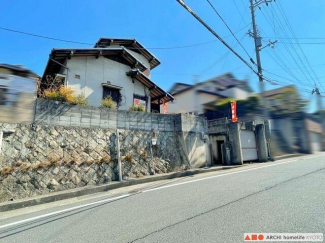 南西側道路に接道。幅員約6.5m、階段部分の接面は約1.3m