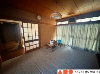 6帖和室。北側に物入・仏間・床の間があります。