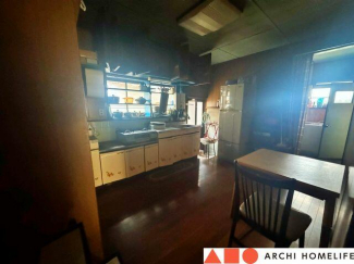 シンク奥に勝手口があります。