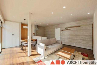 ダウンライト照明で天井スッキリ。内装やキッチンも新しく生まれ