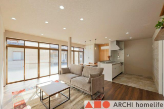 南向きのＬＤＫで、南側一面の掃き出し窓により、大変明るく開放