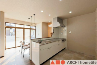 ホワイト基調で清潔感のあるオール電化システムキッチンです。