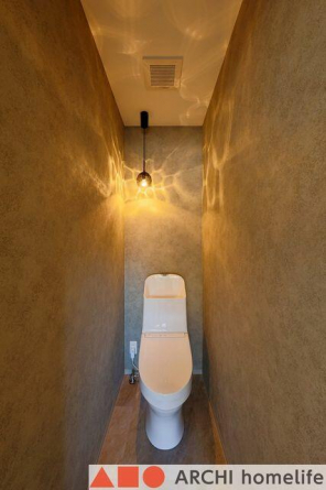 温水洗浄便座のお手洗いです。内装、設備ともに一新！