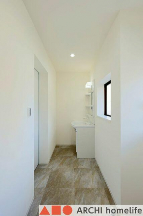 洗面スペース。ホワイト基調でスッキリ明るい空間に。もちろん洗