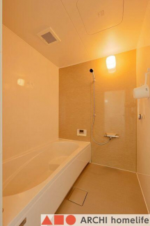 新品の浴槽にお湯を溜めてゆっくり入浴していただけます。ベンチ