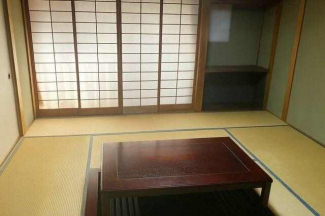 1F8帖の和室です。掘りごたつがあります。