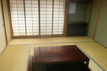 1F8帖の和室です。掘りごたつがあります。