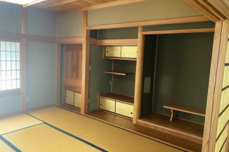 1F8帖の和室です。床の間・仏間がございます。