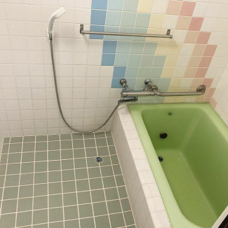 タイル張りの浴室となっております。