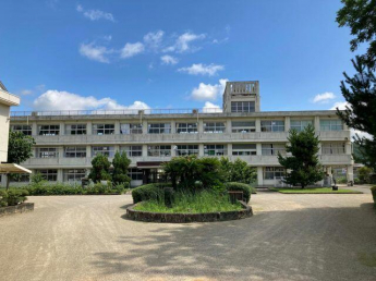 西脇市立日野小学校まで650m
