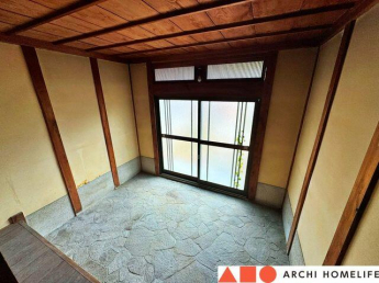 内玄関の土間です。引き戸は型板ガラスで、外からの視線を遮りつ