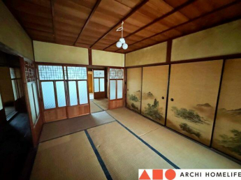 玄関前6帖和室です。3帖の和室と続き間になっています。