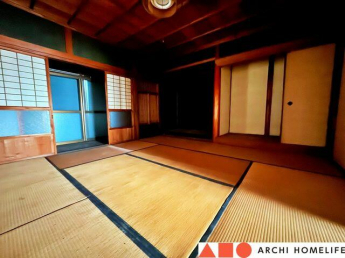 床の間のある8帖和室です。縁側もあります。