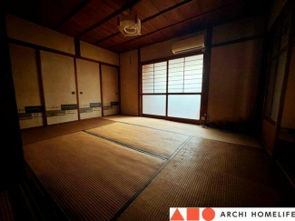 8帖和室からの続き間になっている6帖和室です。押入もあります