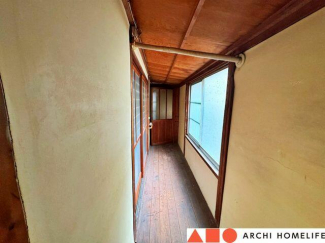 廊下。突き当りにトイレがあります。