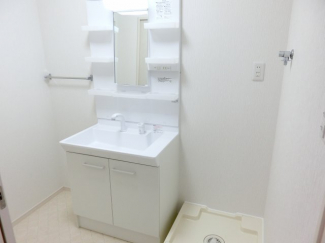 ★朝の身支度には欠かせないシャワー付きです