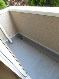 暖かな日差しのふりそそぐバルコニー