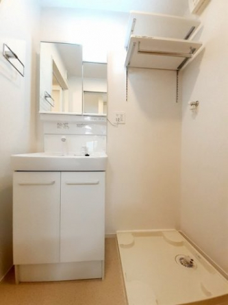 ゆったりとスペースのある洗面所