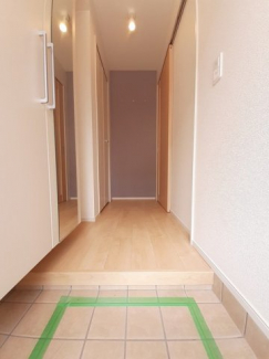 収納もある玄関です