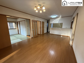 奥行きのあるLＤＫ。ソファやダイニングテーブルを置いても窮屈に感じさせません。続き間の和室使えばもっと開放的に！