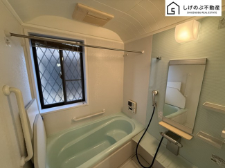 窓付きのバスルームは、明るく換気環境も良好。日中の入浴も気持ちよくお使い頂けそうです。